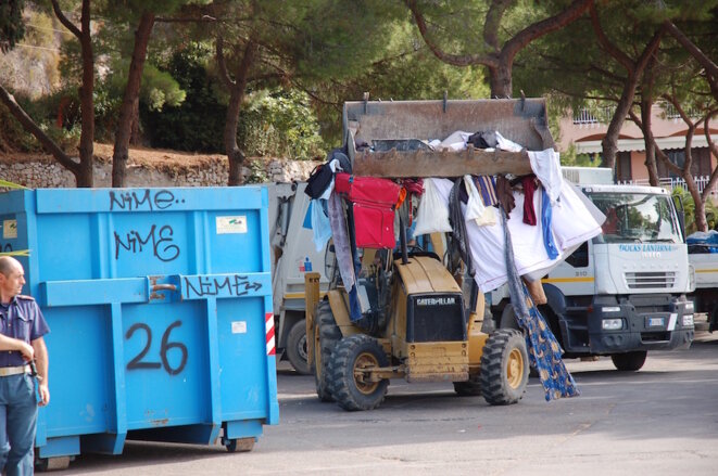 Des camions de la commune de Vintimille emportent les affaires personnelles des migrants et activistes. © LF Des camions de la commune de Vintimille emportent les affaires personnelles des migrants et activistes. © LF
